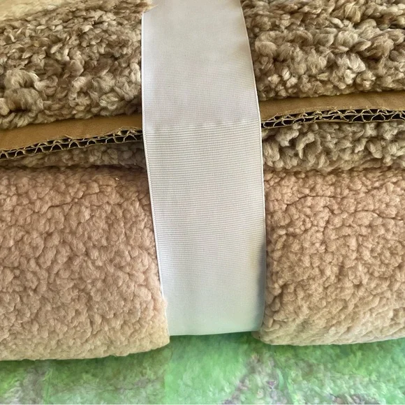 New Koolaburra by Ugg Reese Sherpa Stripe Throw - Picture 2 of 5